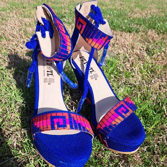 Blue Heels with multicolored design - Picture 1 of 8